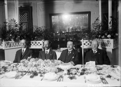Fransico Bulnes y funcionarios en un banquete