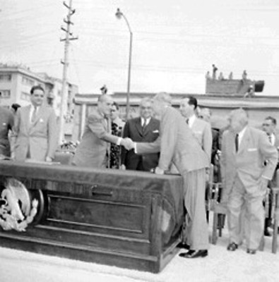 Adolfo Ruiz Cortines da la mano a un hombre durante un evento