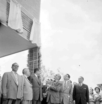 Adolfo Ruiz Cortines devela placa en un mercado durante ceremonia inaugural