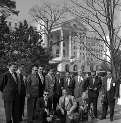 Reporteros en White Sulphur Springs, Washington, retrato de grupo