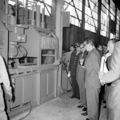 Adolfo López Mateos recorre las instalaciones de la fábrica Renault de Ciudad Sahagún