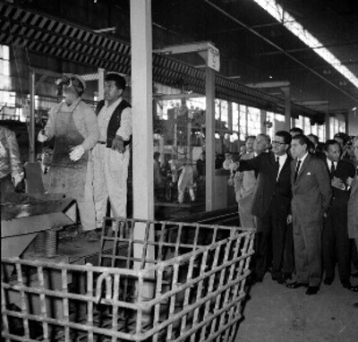 Adolfo López Mateos recorre instalaciones de la fábrica Renault