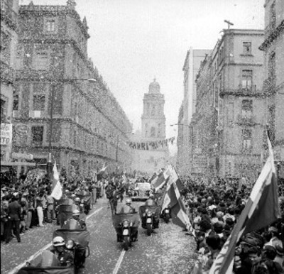 Adolfo López Mateos y Broz Tito en su recorrido por la avenida 5 de Mayo
