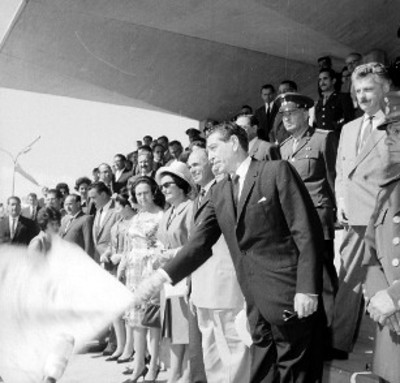 Josip Broz Tito y Adolfo López Mateos caminan junto a una orquesta militar