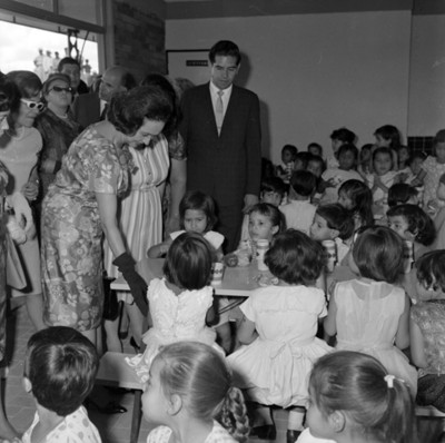 Eva Sámano conversa con niños en el desayunador del Jardín de Niños inaugurado