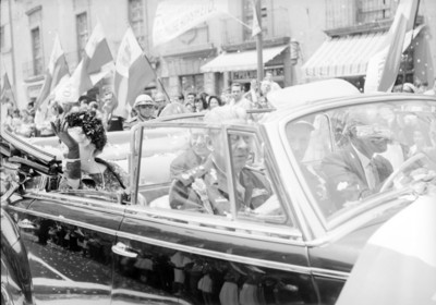 Adolfo López Mateos y Juliana Reina de Holanda recorren las calles de la Ciudad abordo de un automóvil