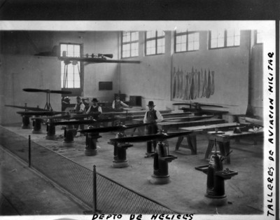 Trabajadores en un taller de aviación militar