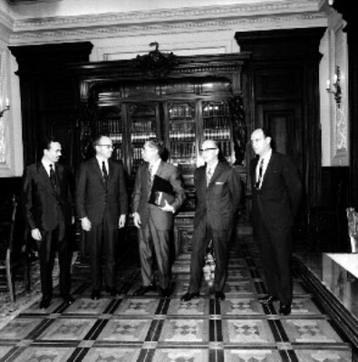 Gustavo Díaz Ordaz y directivos del Centro de Estudios de Historia de México en Palacio Nacional