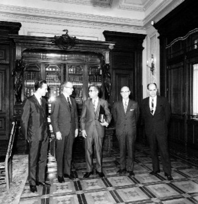 Gustavo Díaz Ordaz conversa con los directivos del Centro de Estudios de Historia de México