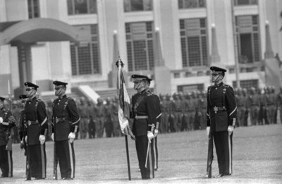 Escolta de cadetes durante ceremonia en los patios de la Escuela Militar de Transmisiones