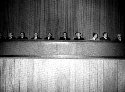 Adolfo López Mateos y comitiva en mesa directiva durante una ceremonia
