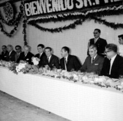Adolfo López Mateos y comitiva escuchan discurso de funcionario en un banquete