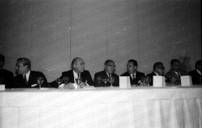 Congresista pronuncia discurso en la convención de la Asociación Nacional de Industria Química
