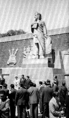 Ernesto P. Uruchurtu, Akihito y Michiko realizan guardia de honor ante un mumento en Chapultepec