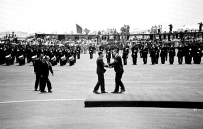 Adolfo López Mateos saluda al Príncipe Akihito al llegar a la Ciudad de México
