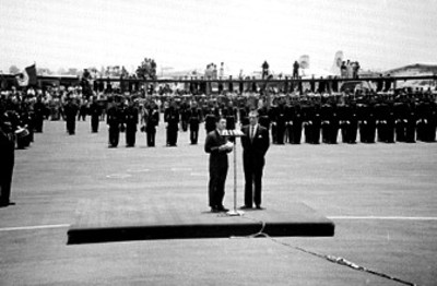 Adolfo López Mateos escucha a Akihito dar discurso a su llegada a México, vista general