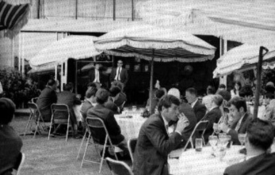 Gente durante un banquete