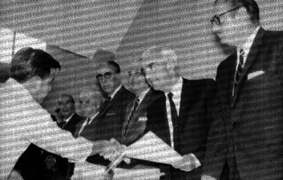 Juan Fernández Albarrán entrega documento a un hombre
