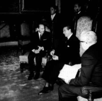 Adolfo López Mateos y funcionarios caminan por jardines