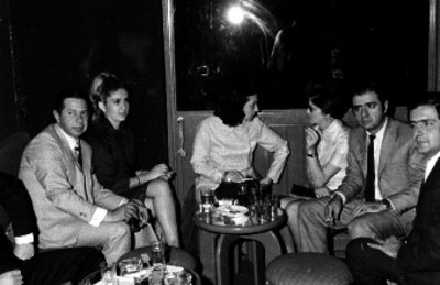 Hombres y mujeres durante un evento social, retrato de grupo