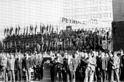 Funcionarios da discurso durante ceremonia de inauguración
