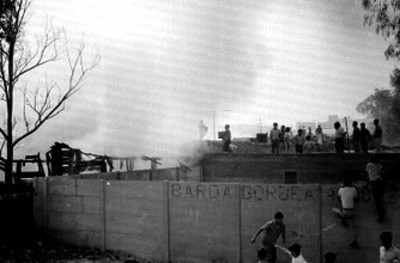 Funcionario da discurso durante inauguración del Hotel Camino Real