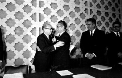 Funcionarios y hoteleros durante la inauguración