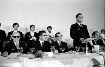 Funcionario da discurso durante una ceremonia