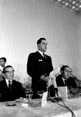 Funcionario da discurso durante una ceremonia