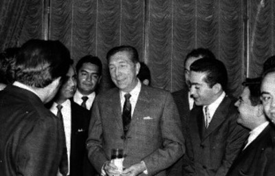 Miguel Alemán Valdéz, Miguel Alemán Velasco y funcionarios conversan durante un evento