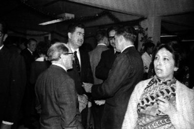 Gente se sirve comida durante un evento