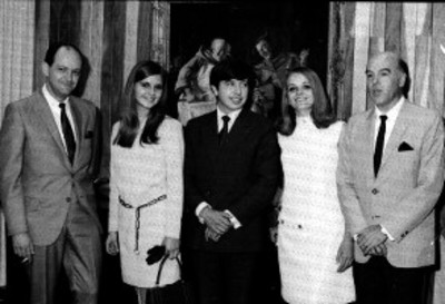 Hombres y mujeres durante una ceremonia, retrato de grupo