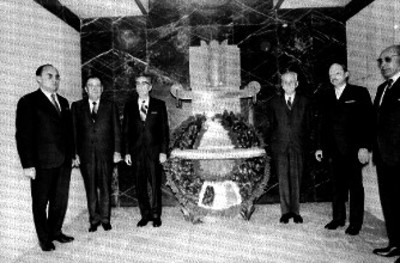 Gustavo Díaz Ordaz, Luis Echeverría Alvarez, Alfonso Guzmán Neira y funcionarios montán guardia de honor en monumento a Carranza, retrato de grupo