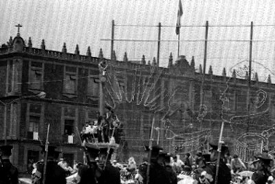 Contingente desfila en la plaza de la Constitución