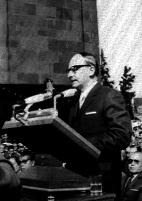 Funcionario dá discurso durante una ceremonia