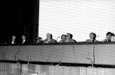 Funcionarios durante una ceremonia