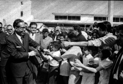 Gustavo Ordaz saluda a niños durante su visita a una escuela