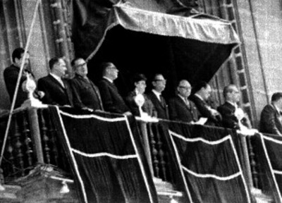 Gustavo Díaz Ordaz y miembros de su gabinete observan desfile del 20 de Noviembre
