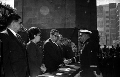 Gustavo Díaz Ordaz condecora a militar durante aniversario de la revolución