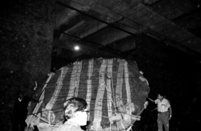 Hombres junto a la Piedra del Sol durante su colocación en el Museo Nacional de Antropología