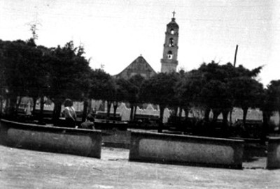 Pareja sentados en la banca de un parque, vista parcial
