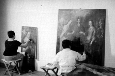 Estudiantes de arte pintan una obra