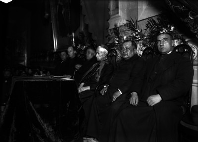 José Mora del Rio con sacerdotes y prelados, presidiendo una ceremonia en una iglesia