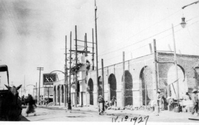 Construcción de la fachada principal del Mercado de Barreteros