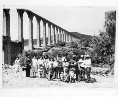 Grupo de personas bajo el acueducto de Zempoala, retrato de grupo