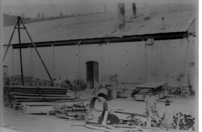 Maquinaria y troncos en patios de la Fábrica de San Rafael