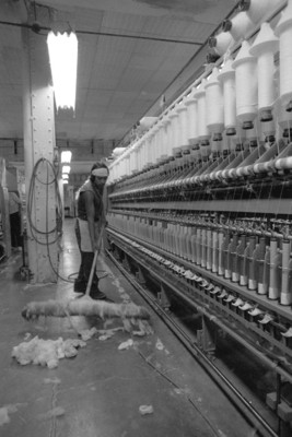 Trabajador limpia en la fábrica textil Miraflores