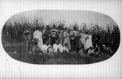 Hombres, mujeres y niños con jarros en las manos posan para fotografía, retrato de grupo