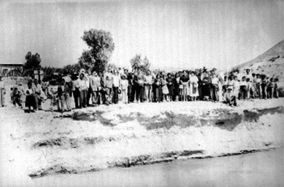 Grupo de personas reunidas junto a río