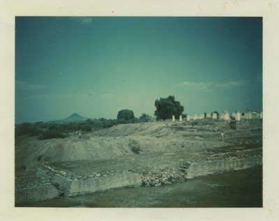 "Vista general lado oriente" en la zona arqueológica de Tula